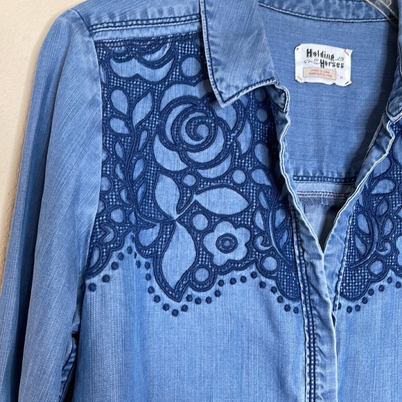 HOLDING HORSES ANTHRO Embroidered Button Down Blue Chambray Shirt Sz Medium - Picture 3 of 9
